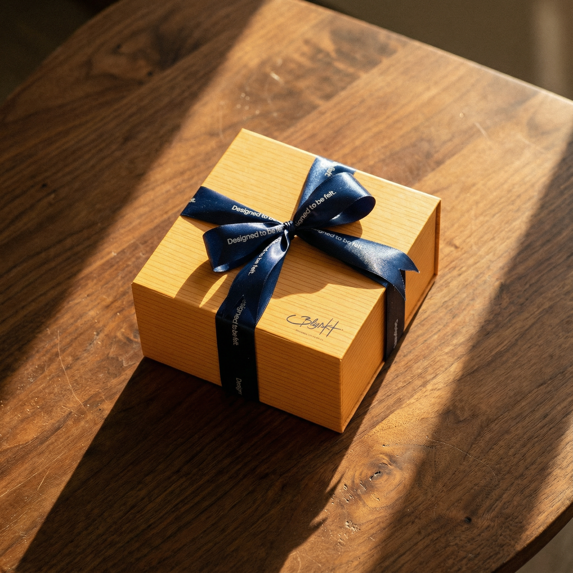 Blyskt Gift box with a blue ribbon on a wooden surface