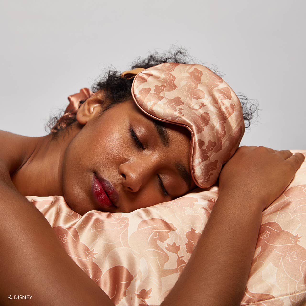 Blyskt Woman sleeping with a pink satin eye mask and matching pillow