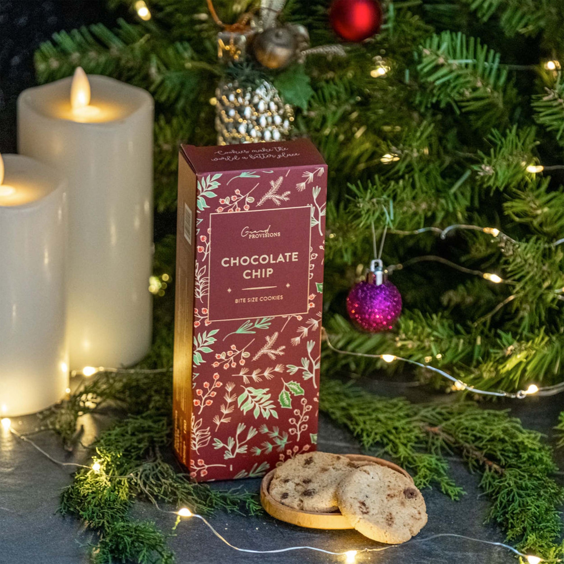 Blyskt Box of chocolate chip cookies with cookies and candles on a festive background
