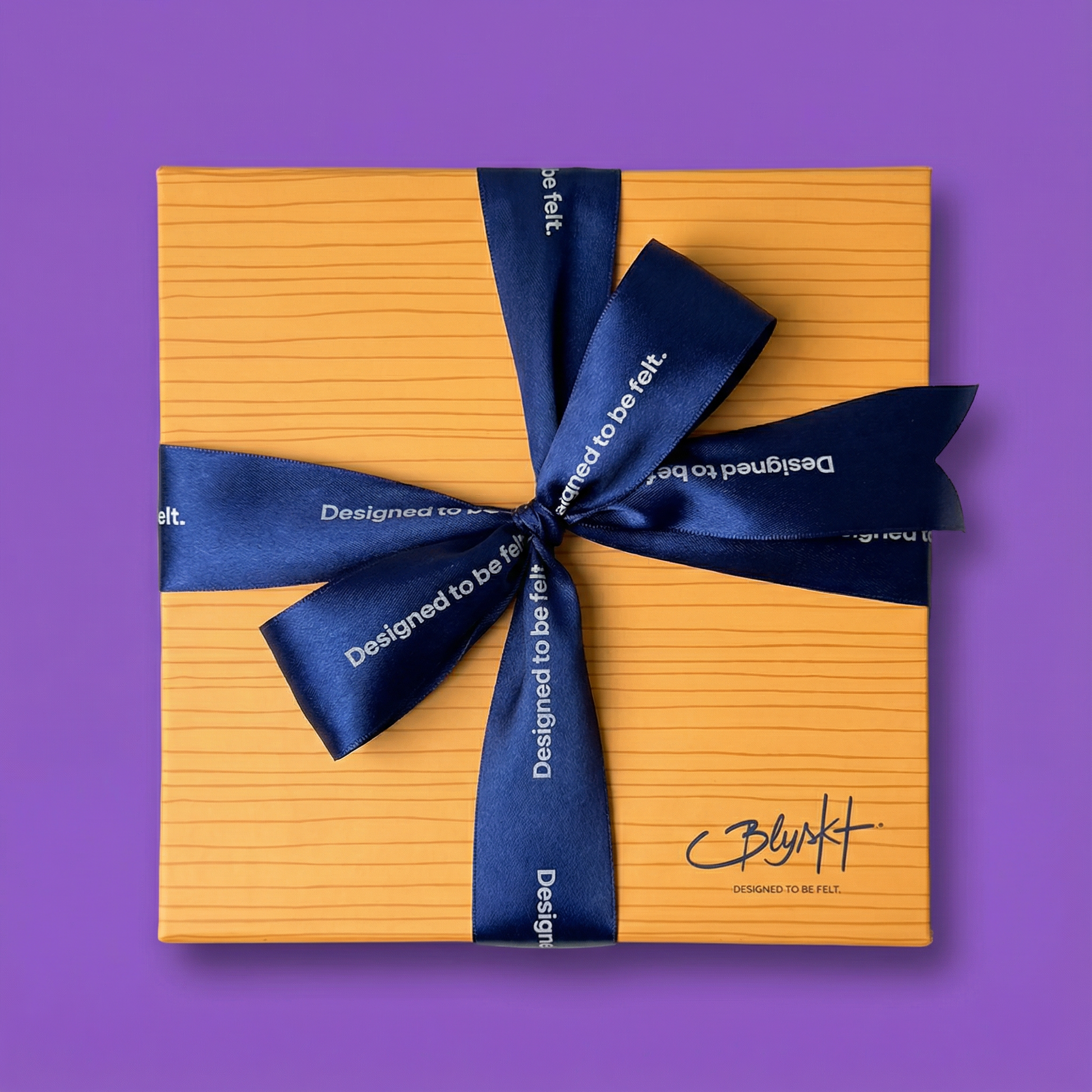 Blyskt Yellow gift box with a blue ribbon on a purple background